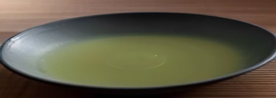 欧冠决赛高清直播画面，绿茵球场灯光璀璨，球员激烈拼抢，开云体育app直播界面叠加实时赔率